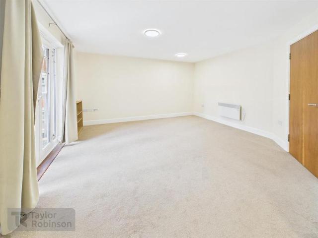 Apartment for rent in Pound Hill, Crawley
