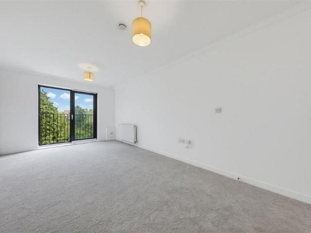 Apartment for rent in London Borough of Croydon, Waddon