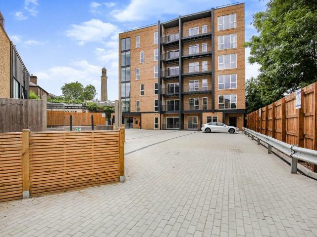 Flat for rent in London Borough of Hounslow, Strand