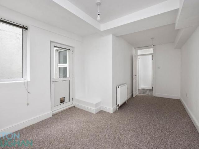 Apartment for rent in Cross In Hand, East Sussex