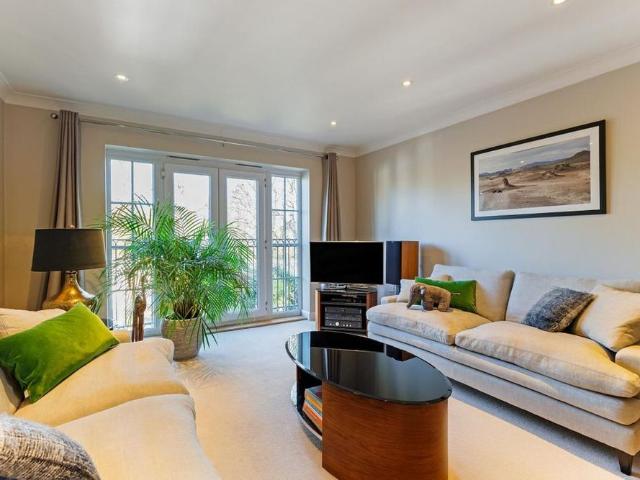 Apartment for rent in Beaconsfield, Knotty Green