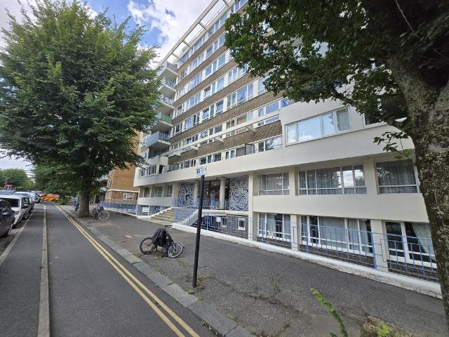 Flat for rent in Aldrington