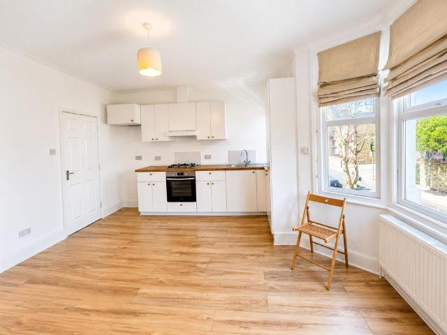 Flat for rent in Harlesden, Greater London