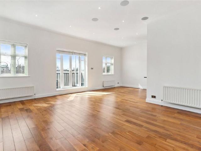 Apartment for rent in Blackhills, Surrey