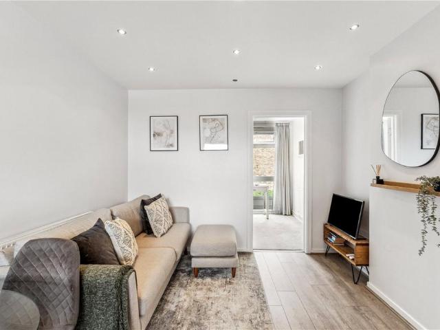 Flat for rent in Southfields, Greater London