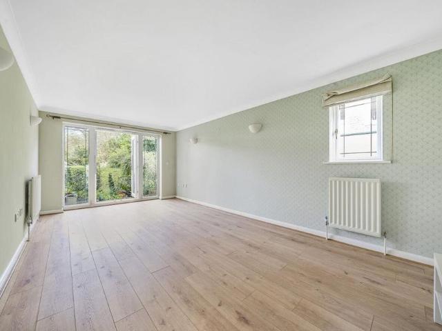Apartment for rent in Shortlands, Greater London