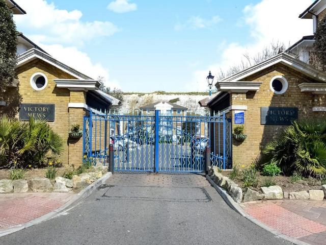 Flat for rent in Roedean
