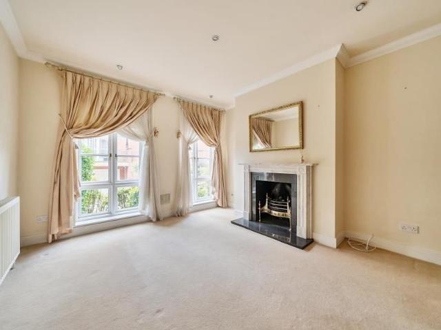 Apartment for rent in Row Town, Surrey