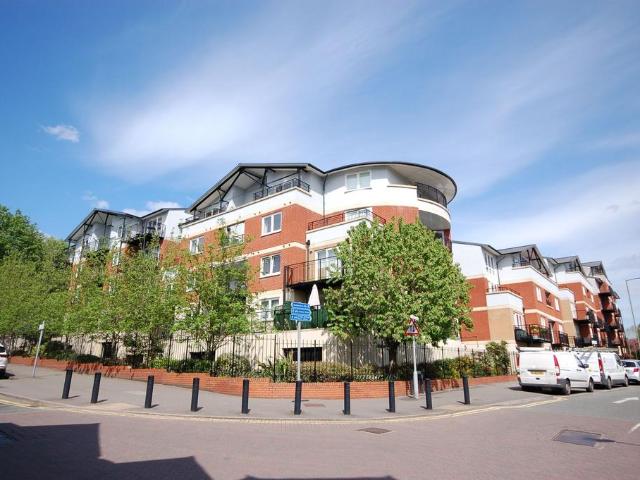 Flat for rent in Batchworth
