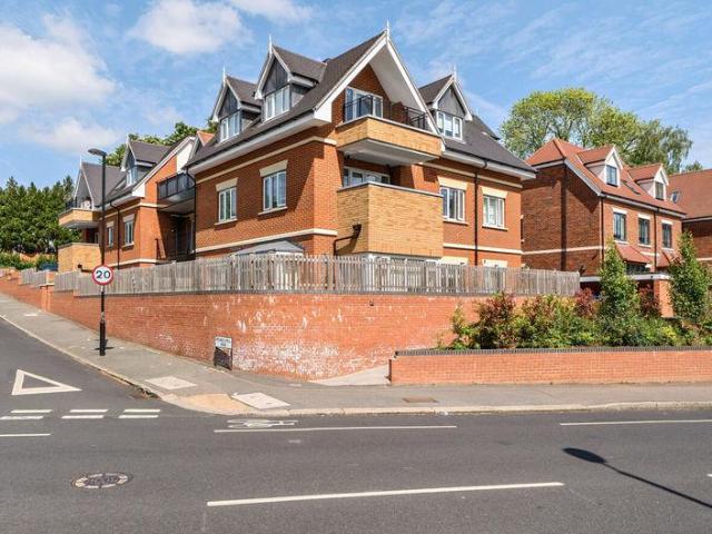 Flat for rent in London Borough of Croydon, Purley
