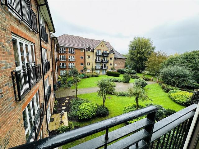 Flat for rent in Kings Hill, Colliers End