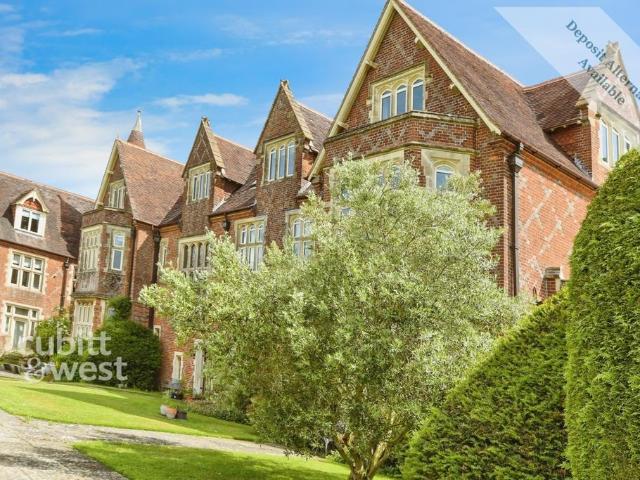 Flat for rent in Clark's Green, Mole Valley