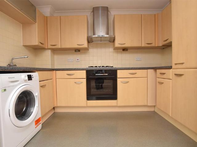 Flat for rent in Rush Green, Greater London