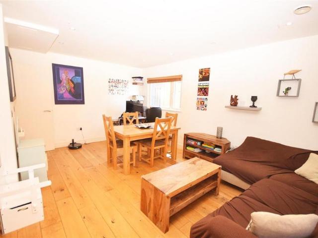 Apartment for rent in North Sheen, Greater London