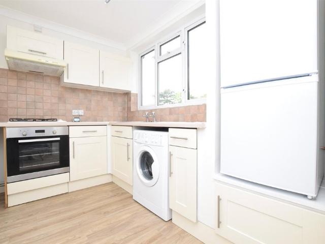 Flat for rent in Gidea Park, Greater London