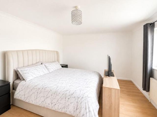 Apartment for rent in Row Town, Surrey