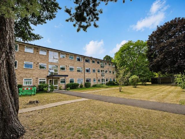 Flat for rent in Blackhills, Surrey