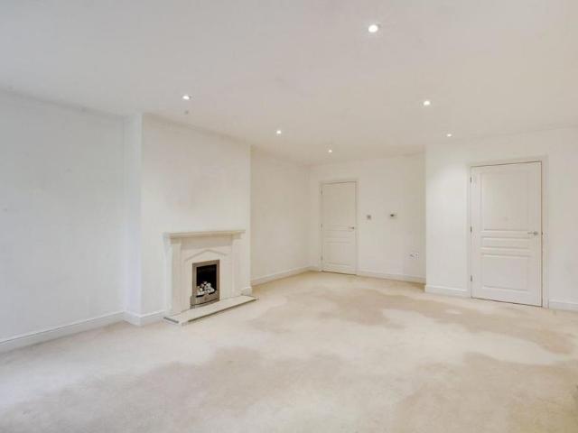 Apartment for rent in Cranbourne, Winkfield