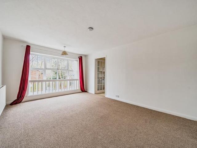 Apartment for rent in Row Town, Surrey
