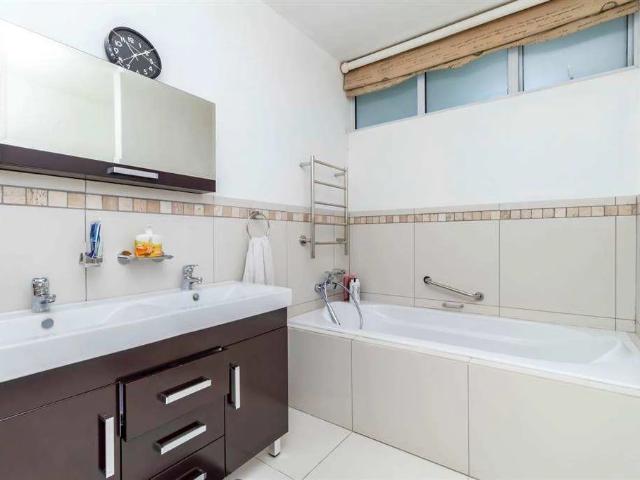 Apartment for rent in Benmore Gardens, Sandton