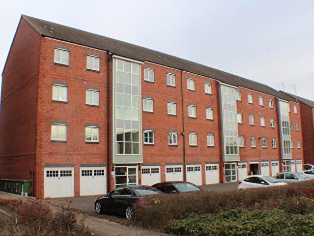 Apartment for rent in Woodloes Park, Green Close