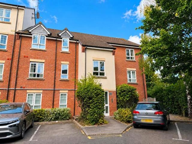 Apartment for rent in Woodloes Park, Green Close