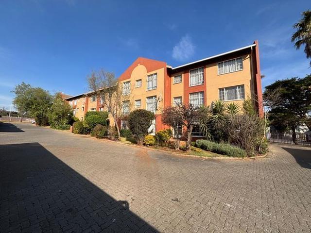 Apartment for rent in Johannesburg Ward 126, Roodepoort