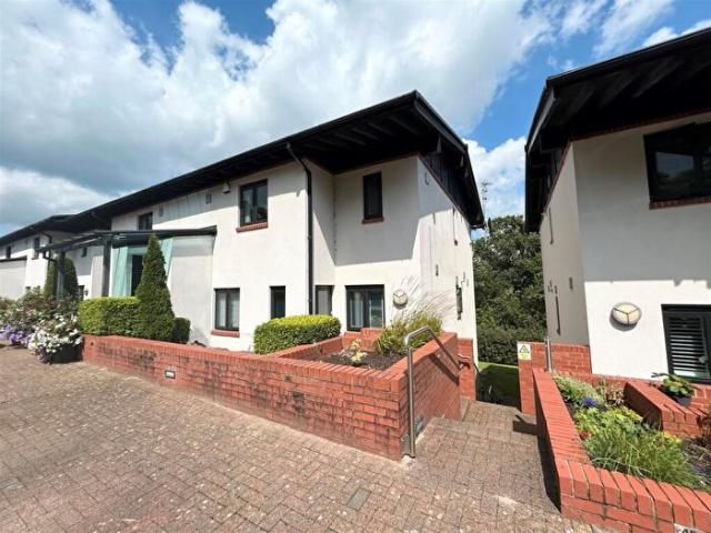 Apartment for rent in Cefn Glas, Wales