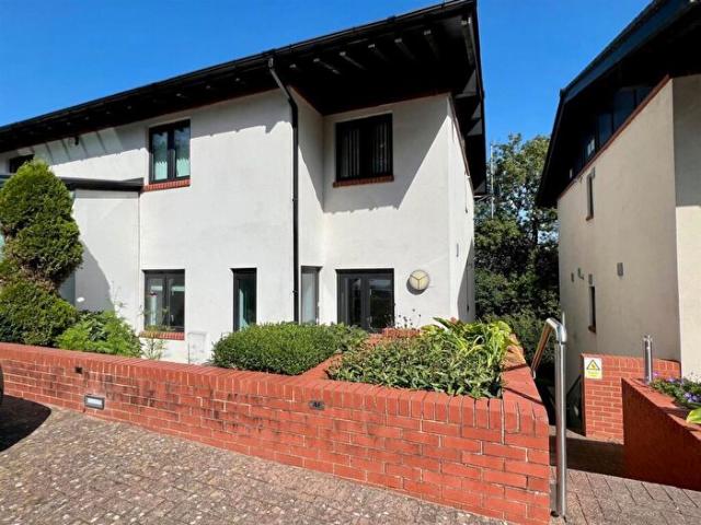 Apartment for rent in Cefn Glas, Wales