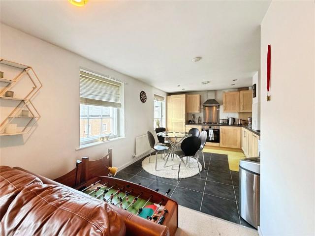 Apartment for rent in Abbey End, Green Close