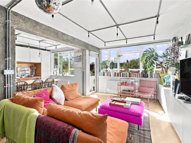Apartment for sale in Cat Hill, England