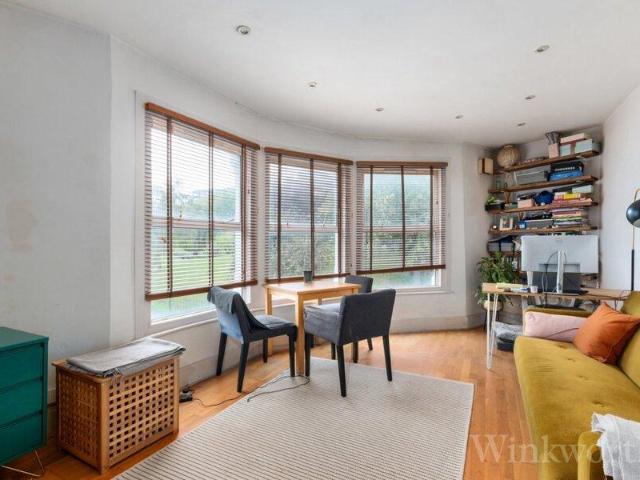 Apartment for sale in Cat Hill, England