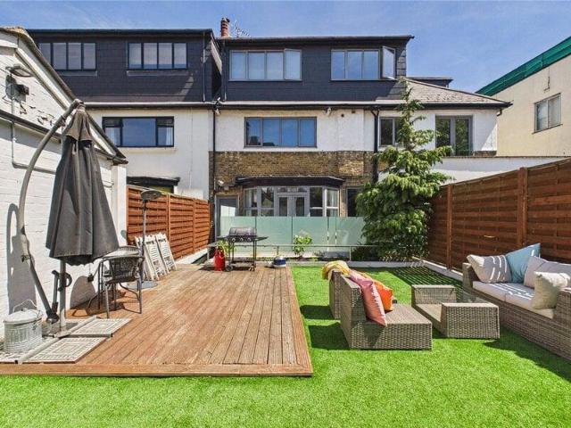 Apartment for sale in London Borough of Lambeth, Greater London