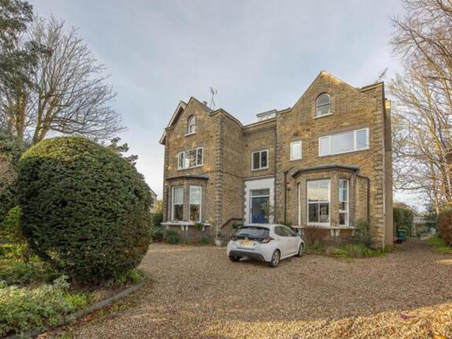 Apartment for sale in Strawberry Hill, Greater London