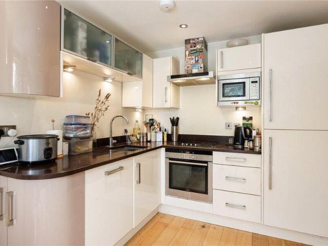 Apartment for sale in Cat Hill, England