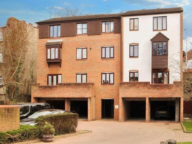 Apartment for sale in Uxbridge, London Borough of Hillingdon