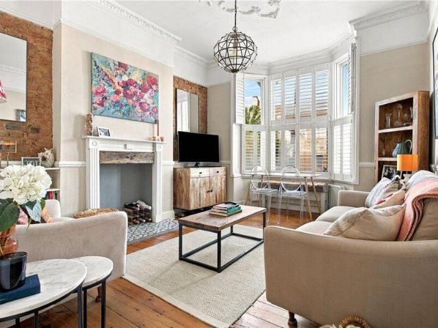 Apartment for sale in Cat Hill, England