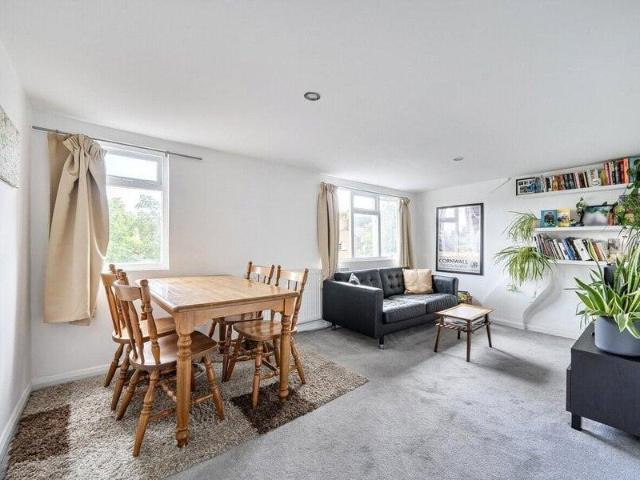 Apartment for sale in Cat Hill, England
