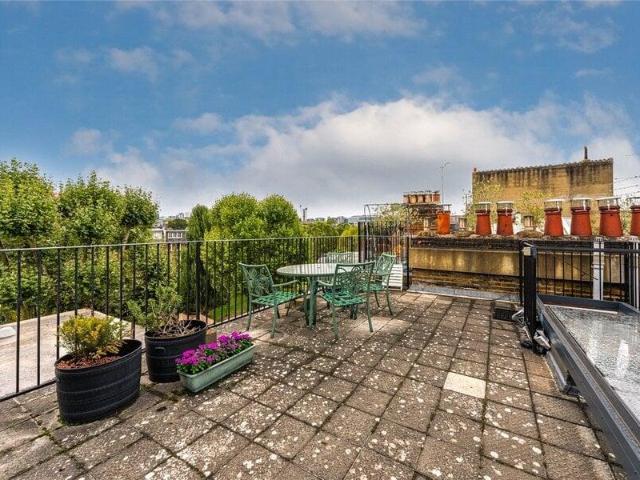 Apartment for sale in Cat Hill, England