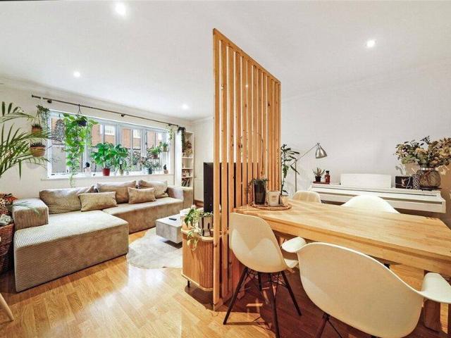 Apartment for sale in Cat Hill, England