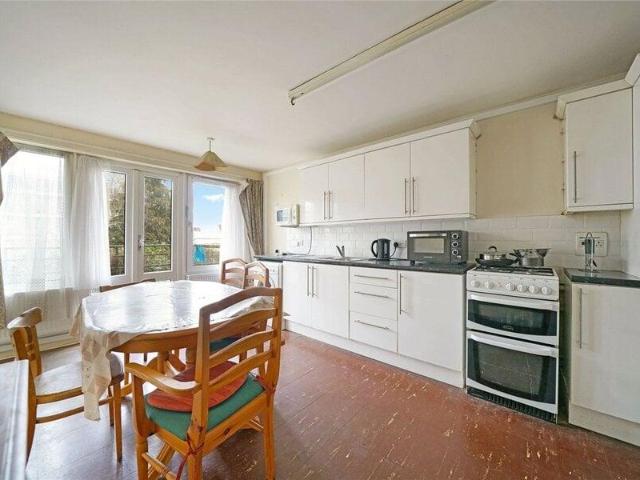 Apartment for sale in Cat Hill, England