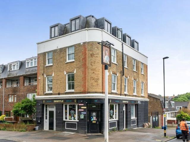 Apartment for sale in Cat Hill, England