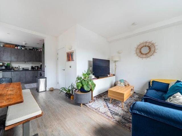 Apartment for sale in Cat Hill, England
