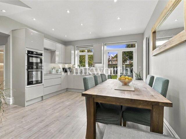 Apartment for sale in Cat Hill, England