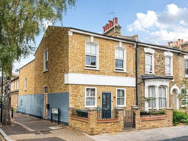 Apartment for sale in Cat Hill, England