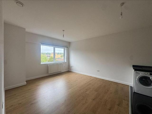 House for rent in Heol-las, Surrey