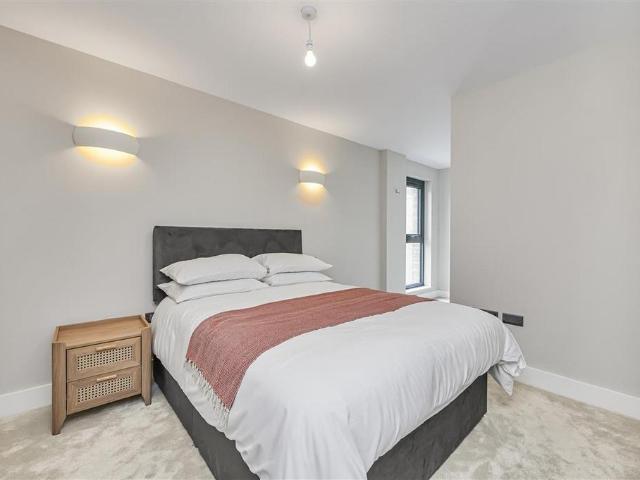 Flat for sale in Shepherd's Bush, Greater London
