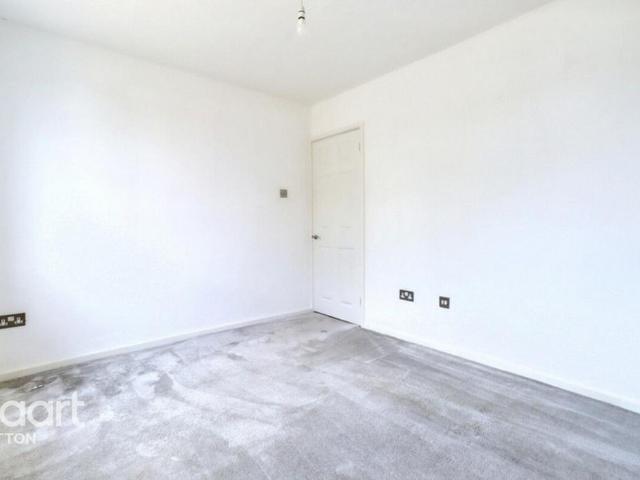 Flat for sale in London Borough of Merton, Raynes Park