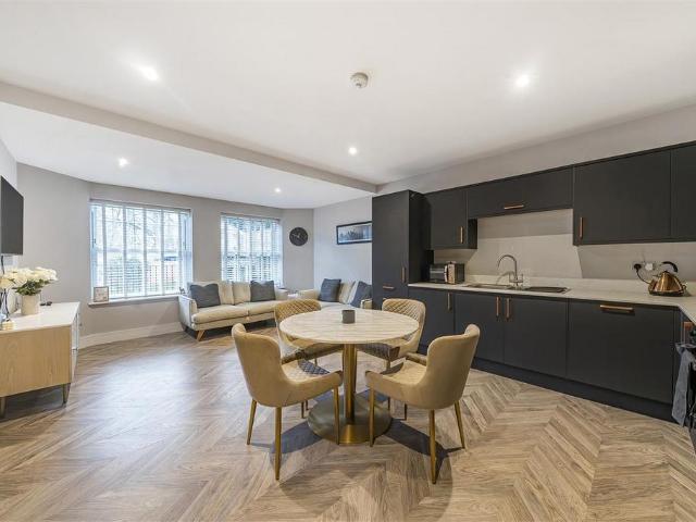 Flat for sale in Streatham, Greater London