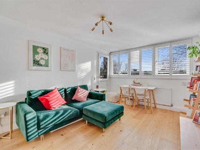 Flat for sale in Brondesbury, Greater London